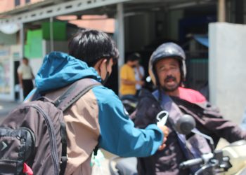 Antisipasi Dampak Abu Vulkanik, Jurnalis Pohuwato Bagi-bagi Masker