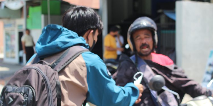Antisipasi Dampak Abu Vulkanik, Jurnalis Pohuwato Bagi-bagi Masker