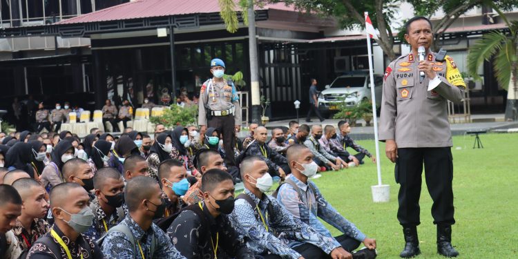 Kapolda Gorontalo Beri Arahan pada Orang Tua Calon Peserta Rekrutmen Polri