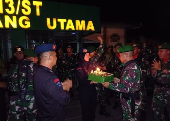 Brimob Ilato Beri Kejutan Hari Jadi Ke-62 Yonif 713/Satya Tama
