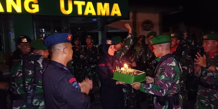 Brimob Ilato Beri Kejutan Hari Jadi Ke-62 Yonif 713/Satya Tama