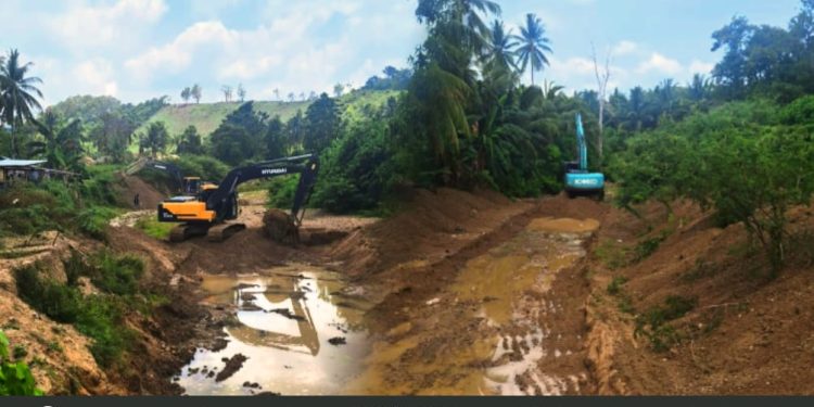 Sejumlah Penambang di Balayo Gotong Royong Lakukan Normalisasi Sungai