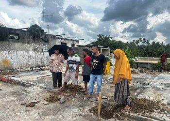 Penambang Bantu Korban Kebakaran Di Buntulia