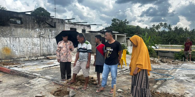 Penambang Bantu Korban Kebakaran Di Buntulia