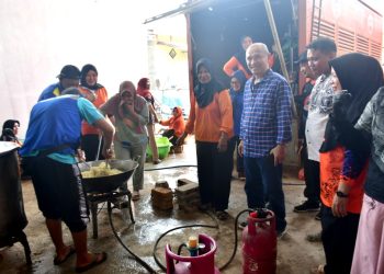 Bupati Saipul Mbuinga Tinjau Dapur Umum Korban Banjir di Paguat
