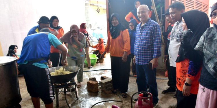 Bupati Saipul Mbuinga Tinjau Dapur Umum Korban Banjir di Paguat