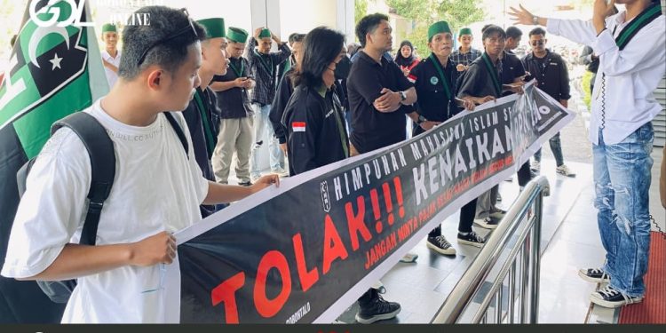 Aksi Penolakan PPN 12% Digelar HMI Badko Sulutgo.