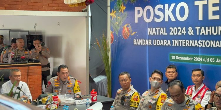 Kapolri & Panglima TNI Tinjau Posko Terpadu Operasi Lilin 2024 di Bandara I Gusti Ngurah Rai