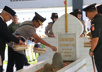 Wakapolda Gorontalo Pimpin Upacara Ziarah Peringatan Hari Patriotik