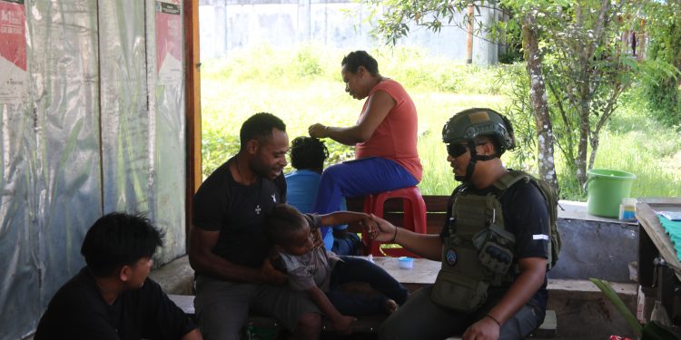 Personel Ops Damai Cartenz Ajak Warga Yalimo Jaga Kesehatan dan Ciptakan Kedamaian