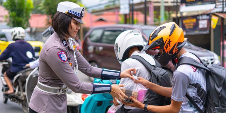 Disangka Razia, Ditlantas Polda Gorontalo Hanya Bagi-Bagi Takjil Terhadap Pengendara