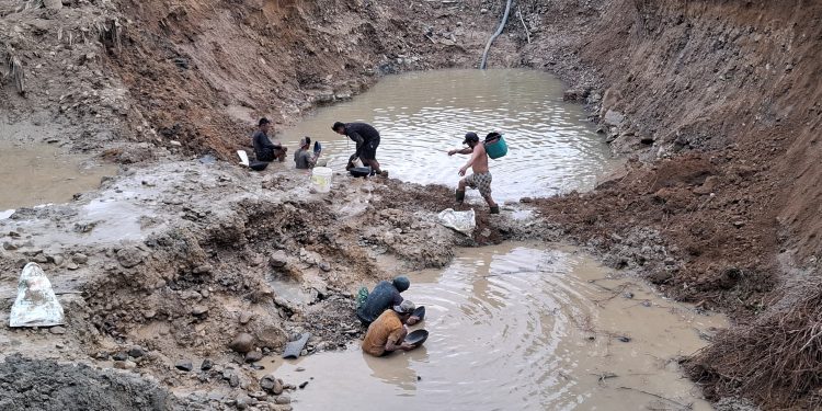 Tak Berharap THR, Penambang : Kerja Biar Kotor Asal Dapa Uang