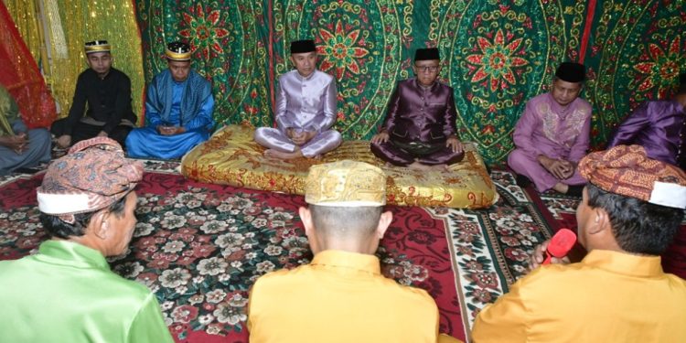 Bupati Saipul Mbuinga Jalani Prosesi Adat Mopopiduduto