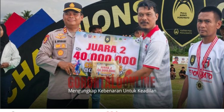 Kapolres Pohuwato Serahkan Penghargaan untuk PS Popayato