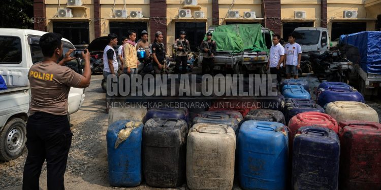 Penyergapan Dini Hari di Buntulia: Polisi Sita Ribuan Liter Solar Bersubsidi, Satu Mobil Diserahkan ke Korem