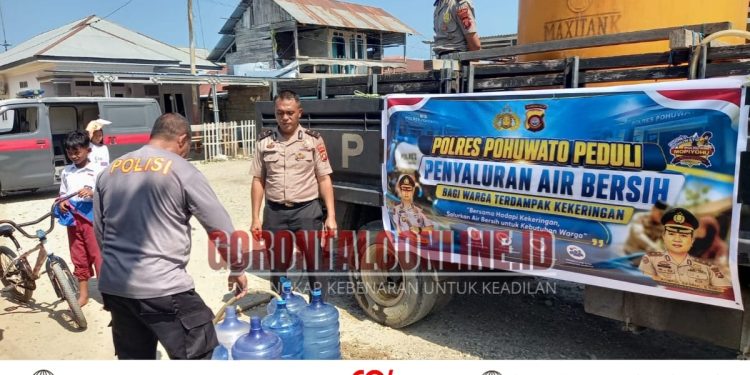 Tanggap Dampak Kemarau, Polres Pohuwato Salurkan Bantuan Air Bersih Bagi Warga Terdampak Kekeringan