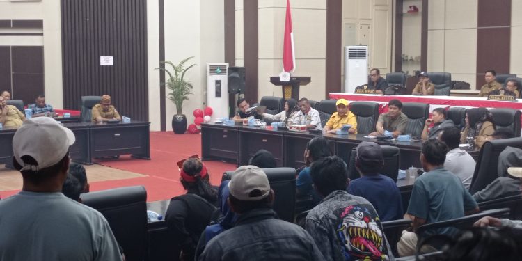 RDP Memanas,Emak – Emak Penambang : Jangan Ada Premanisme Dan Intimidasi Dilokasi