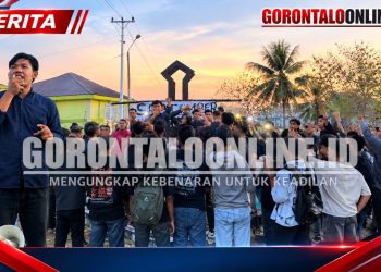DEMA UIN SMART dan DEMA Fakultas Gelar Aksi Simbolik September Hitam di Bundaran Kampus 2