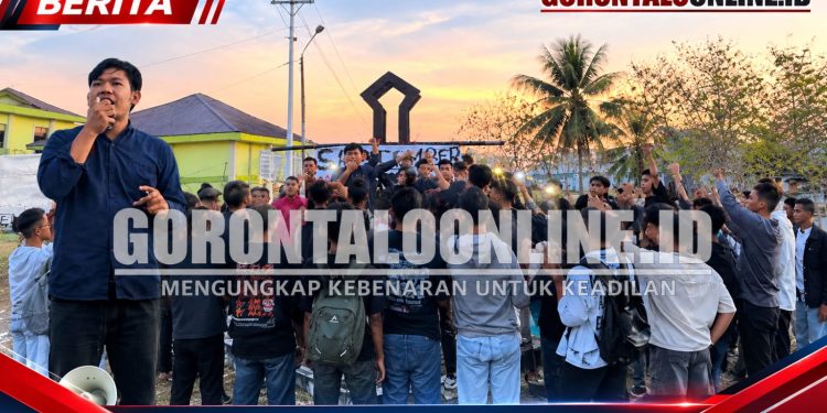 DEMA UIN SMART dan DEMA Fakultas Gelar Aksi Simbolik September Hitam di Bundaran Kampus 2