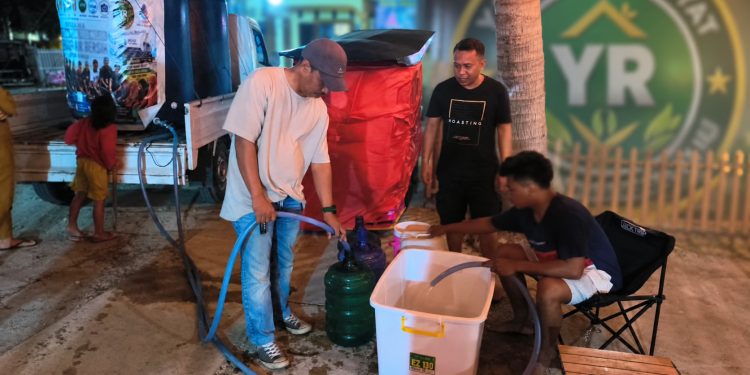 Hari ke-13 Aksi Sosial, YR TIM Kolaborasi Sebar Air Bersih Sekaligus Ingatkan Ancaman Kebakaran